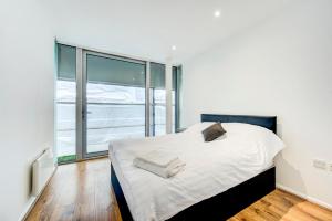 Giường trong phòng chung tại That Cosy Stay - Fantastic 2 Bed Apartment - Stratford
