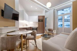 - un salon avec un canapé et une table dans l'établissement MyKeypers Luxury Parisian Flat - Heart of Paris, à Paris