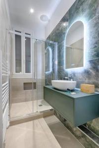 W łazience znajduje się umywalka i prysznic. w obiekcie MyKeypers Luxury Parisian Flat - Heart of Paris w Paryżu