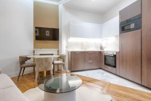 een keuken met een bank en een tafel in een kamer bij MyKeypers Luxury Parisian Flat - Heart of Paris in Parijs
