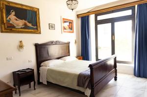 een slaapkamer met een bed en een raam bij Romantico appartamento in Centro in Castiglione del Lago