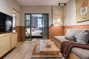 ein Wohnzimmer mit Sofa und Couchtisch in der Unterkunft Casa Oliva in Mexiko-Stadt