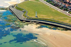 uma vista aérea de uma ponte sobre uma praia em Sunderland Stays - Stadium of Light, City Central, HS WiFi, Secure Free parking, Smart TV em Monkwearmouth