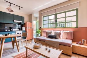 ein Wohnzimmer mit Sofa und Tisch in der Unterkunft Casa Oliva in Mexiko-Stadt