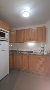 Kuchyňa alebo kuchynka v ubytovaní Apartamentos Nerja Bahia