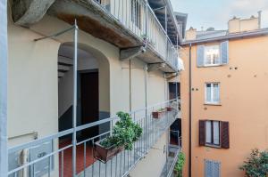 einen Balkon eines Gebäudes mit Topfpflanzen darauf in der Unterkunft Sant Ambrogio Lovely Flat in Mailand