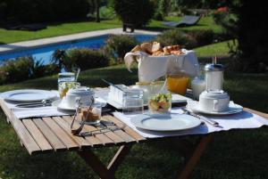 una mesa de picnic con comida y una cesta de pan en Villa Antoline, en Cagnes-sur-Mer