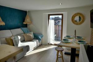 een woonkamer met een bank en een tafel bij LA CASETA DELS HEROIS in Puigcerdà