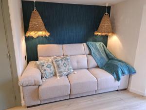 een bank in de woonkamer met kussens erop bij LA CASETA DELS HEROIS in Puigcerdà +31 foto's