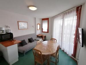 ein Wohnzimmer mit einem Sofa und einem Tisch in der Unterkunft Appartement Saint-François-Longchamp, 2 pièces, 6 personnes - FR-1-635-109 in Saint-François-Longchamp