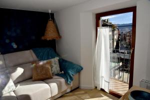 salon z kanapą i oknem w obiekcie LA CASETA DELS HEROIS w mieście Puigcerdà