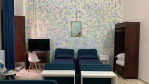 un soggiorno con un divano e una TV di Casa di Chiara a Crotone