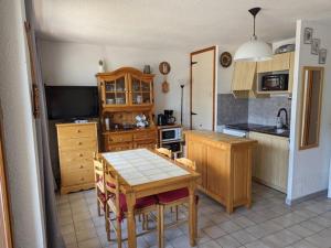 Кухня или мини-кухня в Appartement Saint-Jean-d'Aulps, 2 pièces, 4 personnes - FR-1-573-117
