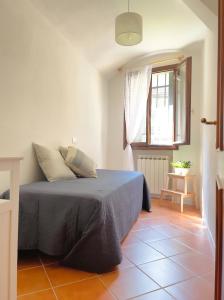 ein Schlafzimmer mit einem Bett und einem Fenster in der Unterkunft Casa Alleria Venezia in Venedig