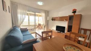 salon z niebieską kanapą i stołem w obiekcie Don Miguel 1-Fincas Benidorm w mieście Benidorm