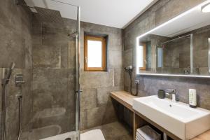 a bathroom with a sink and a shower at Residence Reisenschuh in Vipiteno