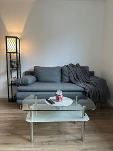 uma sala de estar com um sofá azul e uma mesa de centro em Uniklinikum und Messe Essen, Netflix, Wlan em Essen
