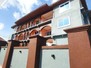 ein Gebäude mit Balkon auf der Seite in der Unterkunft Bright & Beautiful 2-Bed Apartment, Central Kumasi in Kumasi
