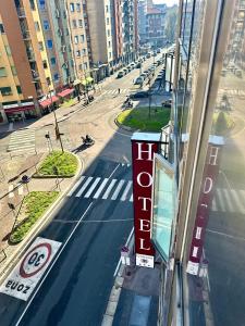 widok na ulicę miejską z znakiem hotelowym w obiekcie Hotel Giacosa w Mediolanie
