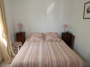 ein Schlafzimmer mit einem Bett mit zwei Kissen darauf in der Unterkunft Sanguinet Jolie maison mitoyenne pour 6 pers in Sanguinet