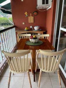 a wooden table and chairs on a balcony at Apart Hotel no Piratas Angra dos Reis in Angra dos Reis
