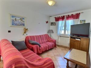 a living room with a couch and a flat screen tv at Lest in Vendres