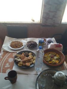einen Tisch mit vielen verschiedenen Arten von Lebensmitteln in der Unterkunft Cave's on to the beach in Douaïra