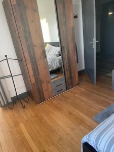 espejo grande en una habitación con cama en Appartement 70m2 dans maison avec jardin, en Bischheim