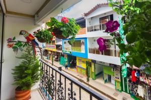 un balcone di un edificio con piante e fiori di Hotel Real Guatapé a Guatapé