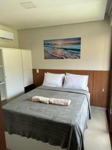 a bedroom with a bed with two towels on it at Reserva dos Carneiros 301 in Tamandaré