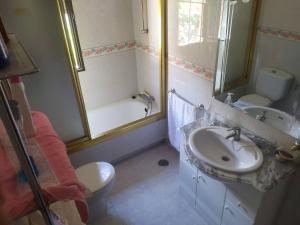 Ett badrum på Room in Holiday house - Habitacion Privada Doble Toledo