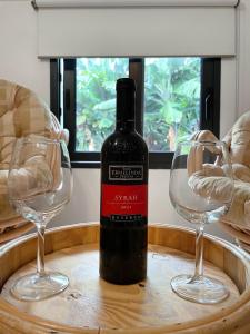 uma garrafa de vinho e dois copos de vinho numa mesa em Madeiran Sweet Home no Funchal
