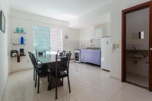 a kitchen and dining room with a table and chairs at Sobrado a 300m da praia de Ilhéus VCM005 in Ilhéus