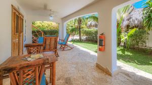 a patio with a table and chairs on a porch at Paradiso del Caribe in Las Galeras
