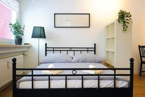 1 dormitorio con 1 cama con marco negro en Kompaktes Apartment in ruhiger Lage, en Wolfsburg