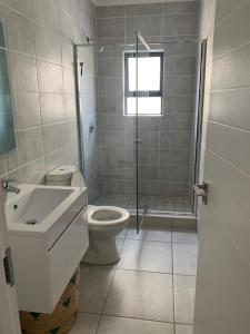 Et badeværelse på Luxury Beach Apartment