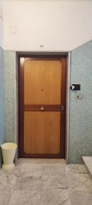 Camera con servizi igienici e porta in legno. di Guest Corso Italia a Bari