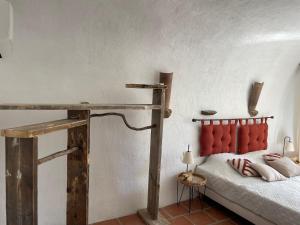 1 dormitorio con 1 cama con cabecero naranja en Villa de charme, en Urtaca