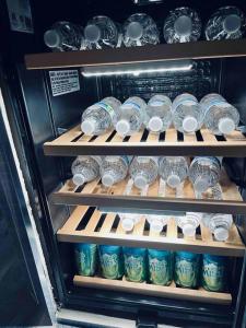 einem Kühlschrank mit vielen Tassen und Tellern in der Unterkunft Luxury Smart Home in the Heart of Cape Coral in Cape Coral