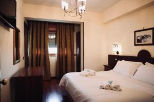 Una habitación de hotel con una cama con toallas. en Hotel Max, en Aversa