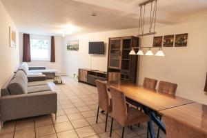 ein Wohnzimmer mit einem Esstisch und einem Sofa in der Unterkunft Gasthaus Kranz in Lausheim