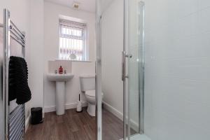y baño con aseo, lavabo y ducha. en Cherry Property - Cranberry Suite en Blackpool