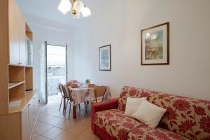 a living room with a couch and a table at Appartamento Centrale - sulla pedonale in Dolceacqua