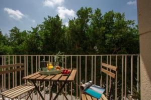a table with a bowl of fruit on a fence at SingularStays Tinglado in Valencia