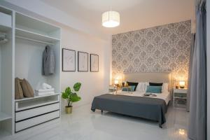 a bedroom with a bed with a blue blanket at SingularStays Tinglado in Valencia