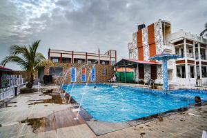 Swimmingpoolen hos eller tæt på Bombay Beach Resort