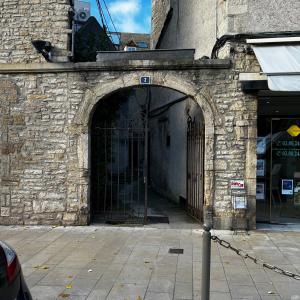 een ingang naar een stenen gebouw met een poort bij Studio Carnot - Centre - Hospices in Beaune