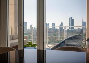 Habitación con mesa, sillas y vistas a la ciudad. en Luxury apartment Milan - Skyline 16th floor, en Milán