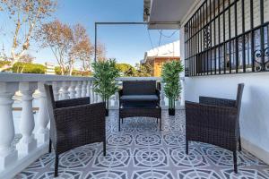 patio z 2 krzesłami i stołem na balkonie w obiekcie Chalet a pie de playa w mieście Punta Umbría