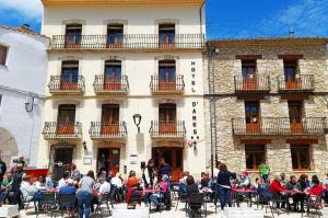 um grupo de pessoas sentadas fora de um edifício em Hotel D` Ares em Ares del Maestre